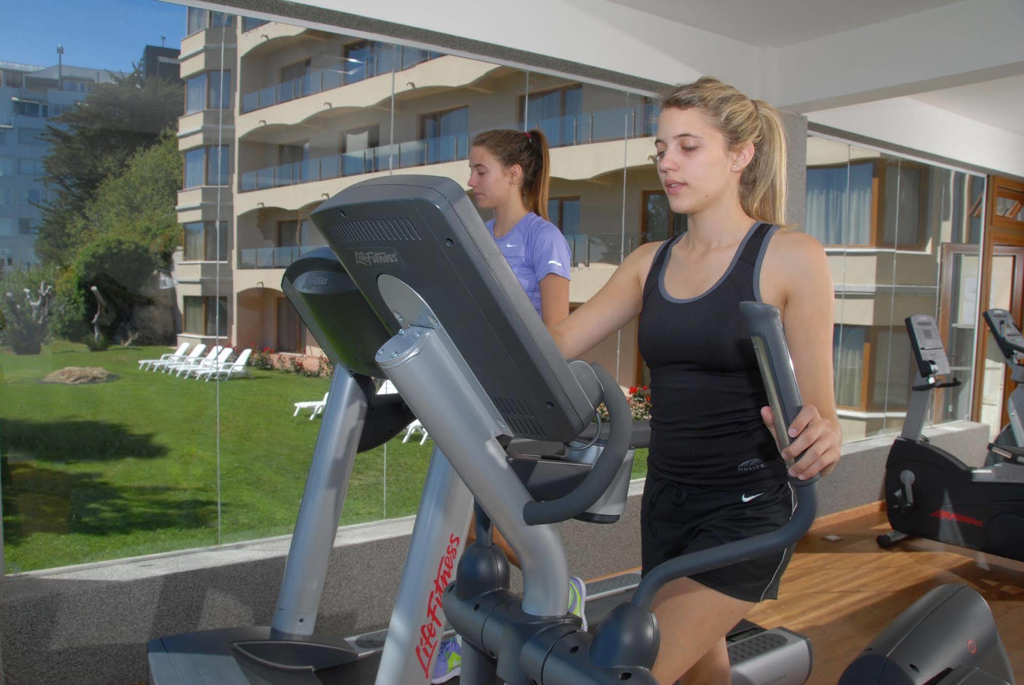 Alma Del Lago Suites & Spa Σαν Κάρλος ντε Μπαριλότσε Εξωτερικό φωτογραφία A woman on a cross trainer